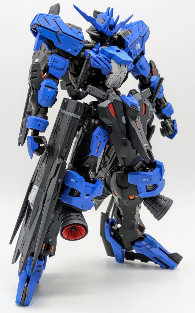 個人的に武器を持っていない状態の方がかっこよく見えたので武器はマウントしてあります。それでもしっかりと自立するのでありがたい