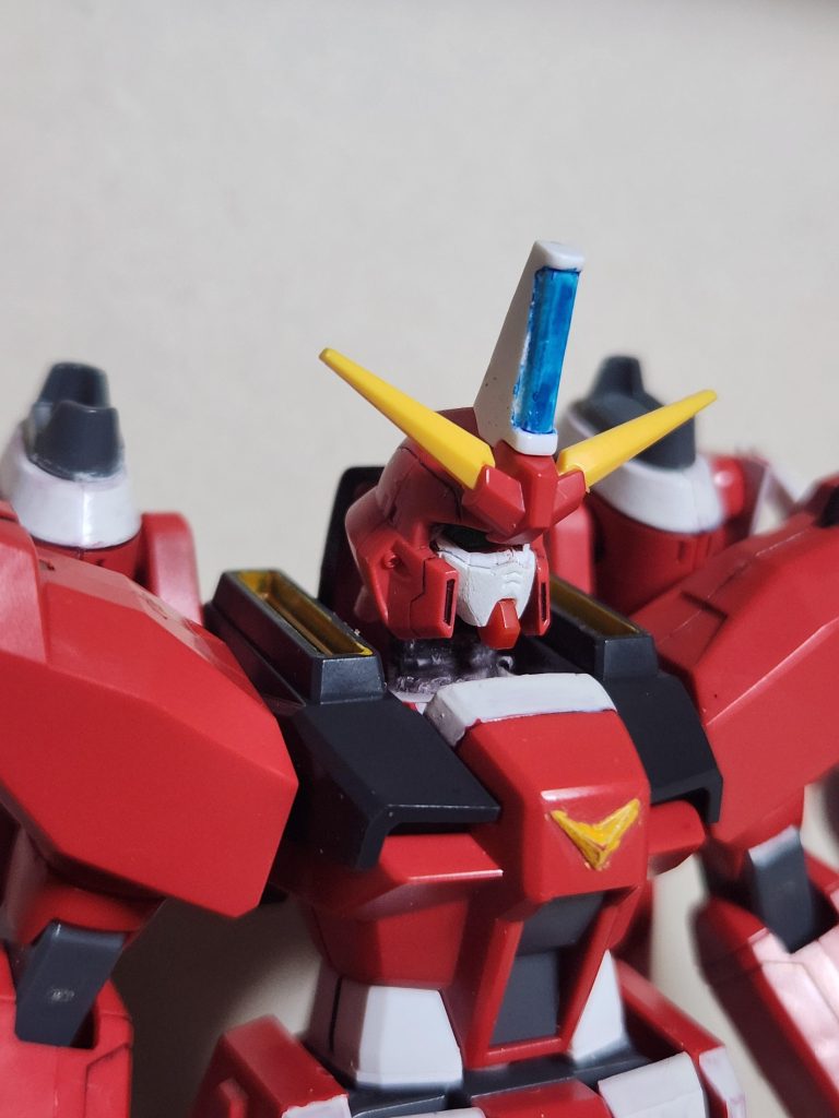 プラバン重ねて首の延長(だいたい2㎜)、胴体の白部分0.5㎜延長、不細工で評判のフェイスパーツをEGガンダムのそれに変更。正直頭の内側削ってガンダムの顔入る様にするのが一番大変でしたがまぁまぁイメージ通りの顔になったんじゃない？