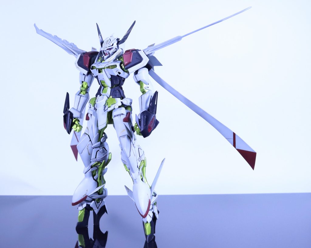 本体は頭部、両腕、スネ装甲をスクラッチ。既存の部分はシャープ化だったり彫り直し等にとどめてます。毎度お世話になってるMYKさんのゴールドデカールを使ってエングレービングに見えるように配置しました。フレームのゴールドは厚くならないようにサフレスにしたのですぐ剥げます(笑)