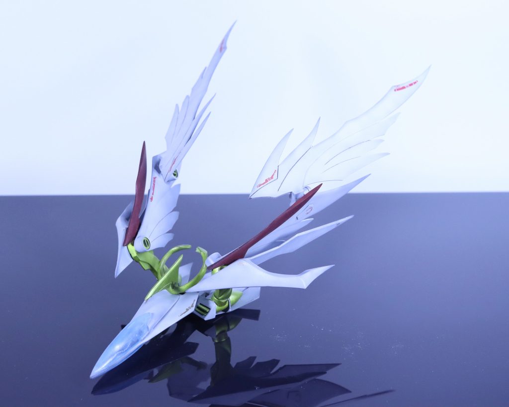 バックパックのヤタガラスは基本全てスクラッチ。分離形態も再現してます。なるべく設定画基準にするためにディテールは最小限に。今回全体を通してプラ板だけじゃなくパテも各所に多用しつつ自立するよう重量も意識してます。タミヤとWAVEのプラ板の良い所をかけ合わせたり、高密度に軽量混ぜたり。