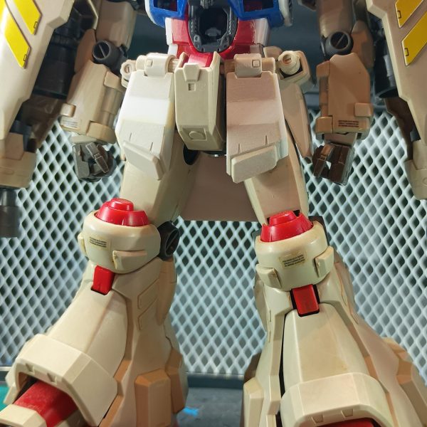 ブックオフで見つけたMGサイサリス。組み立て済みジャンク扱いを購入🎶ホコリ、汚れプラ黄ばみから長年飾られていたと思われます🤔幸い付属品全部揃っていて素体自体も折れや破損などのダメージなしです😊胸部、胴回りプラ版で幅増し、バイザーもプラ版にて1ミリ増し、フロント、リアスカート延長です（2枚目）