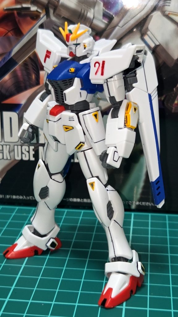 アングルを立ち絵っぽく！この黄色と黒の部分を絶妙に塗るのが大変でして💦主に爪楊枝を使ったりしました。