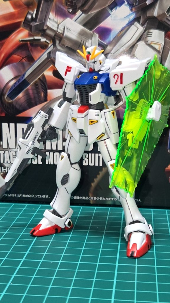 シールドなどを持たせての撮影📸まさかの盾の白いやつも塗装必須だと思いませんでした※ガチで持たせた時に気づきました。