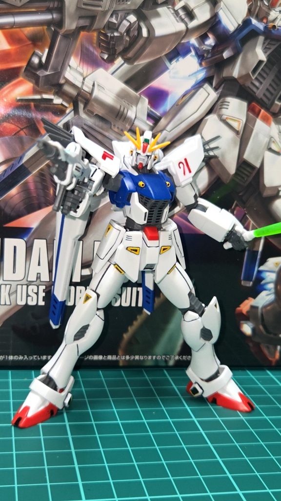 ポーズを決めて！サーベルは見えづらいですが出力先の辺りを軽くヤスリがけしました。めっちゃかっこいいですよね、F91!