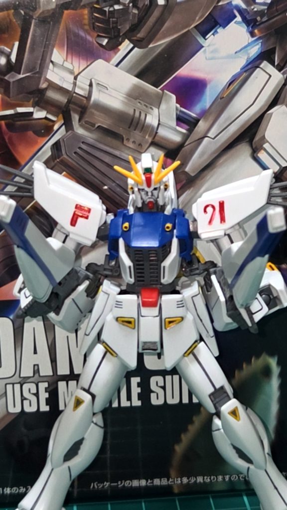 なんとぉーーッ！！ヴェスバーを展開してのこの一撃‼️安価のプラモデルでここまでやれるのはほんとに感激の一言😭……とはいえ少しヴェスバーが持たせにくい……💦ということでいかがでしたでしょうか？このキット、点数つけるのであれば区切りよく70点！コスパ良く、完成度が高い！……けど、塗装箇所がかなり多い事と頭を少し付けにくい事、何よりもヴェスバーを持たせにくいところはマイナス……！とはいえ、キットとしては完璧と言っても過言ではないでしょうか！まだF91買ったことないよ！という方は結構売っていると思いますので”お店で”買ってください！転売ヤーからは買ったらアカンですよ！