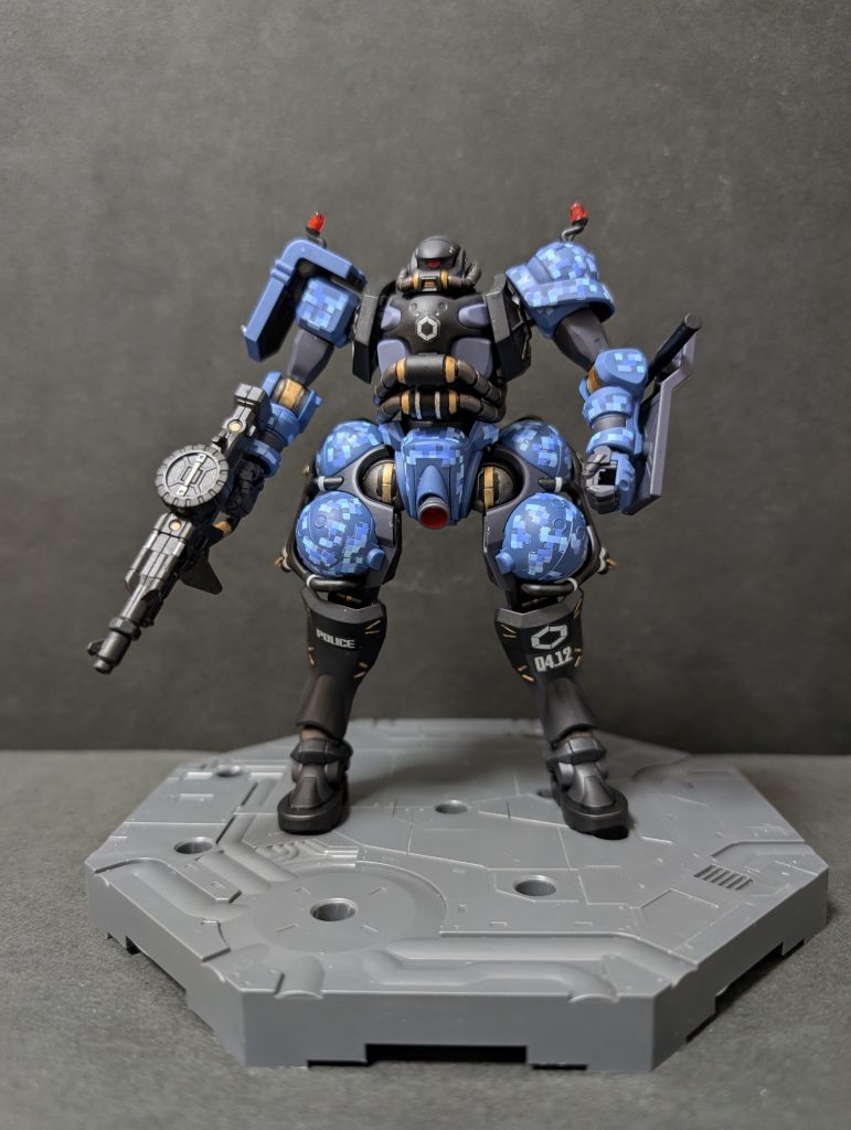 コレだけアレンジされてるのに一目見ただけでザクに見えるデザインって。デザイナーさんの腕ですね。もちろん大河原さんのデザインが素晴らしいからでしょうけど。