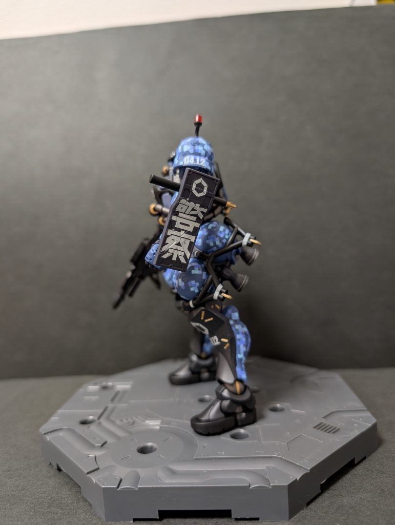 シールドの警察シールが優秀過ぎ😍なるべく余白をカットして位置決めあとに段差部分でもカットしました。