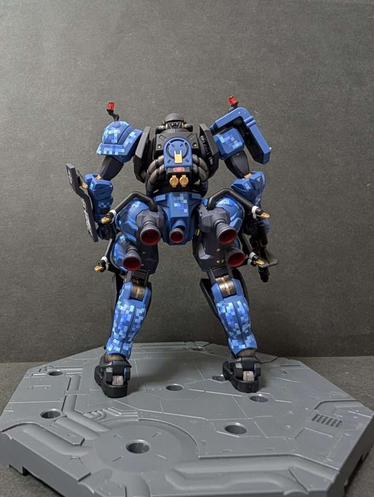 アニメでよくわからなかった特徴的な太もも。プラモ見てこういうことか！って納得しましたが、素立ちの位置がイマイチわからない🤔