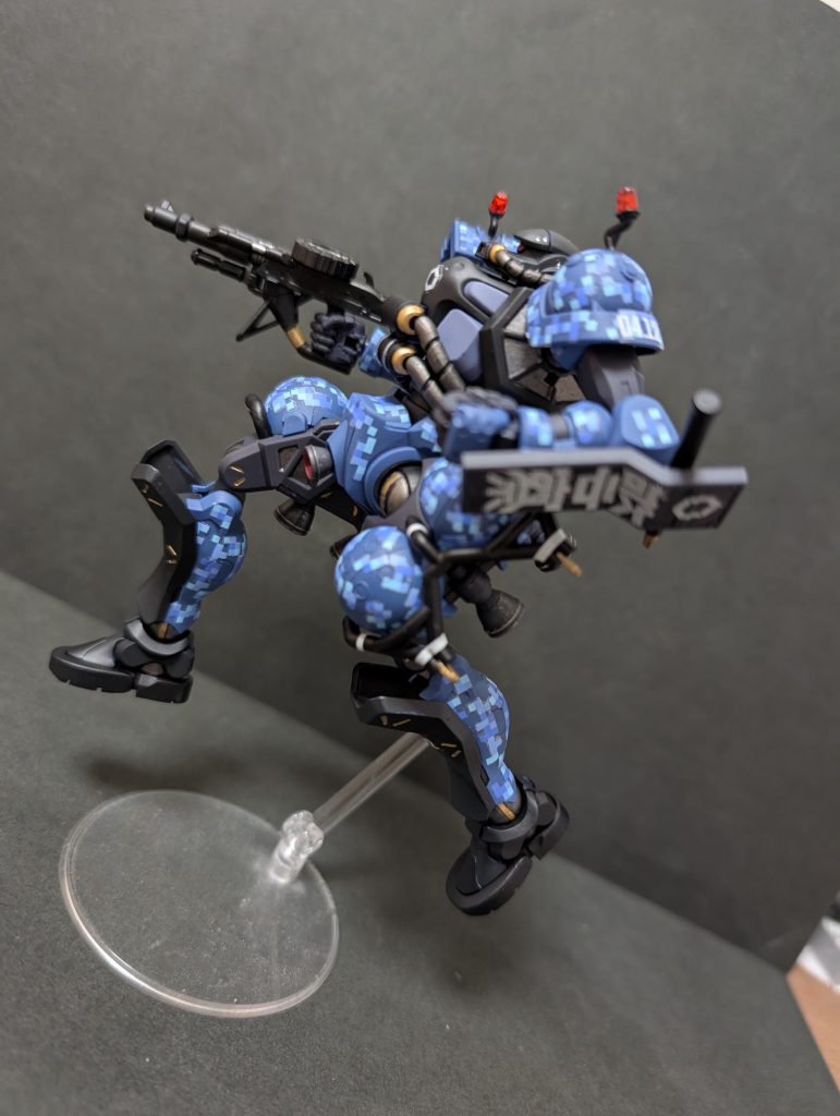 いろんなバリエーションが存在するのもザクならでは。両肩のパトライトがいい味出してます。最後まで御覧いただきありがとうございました😊