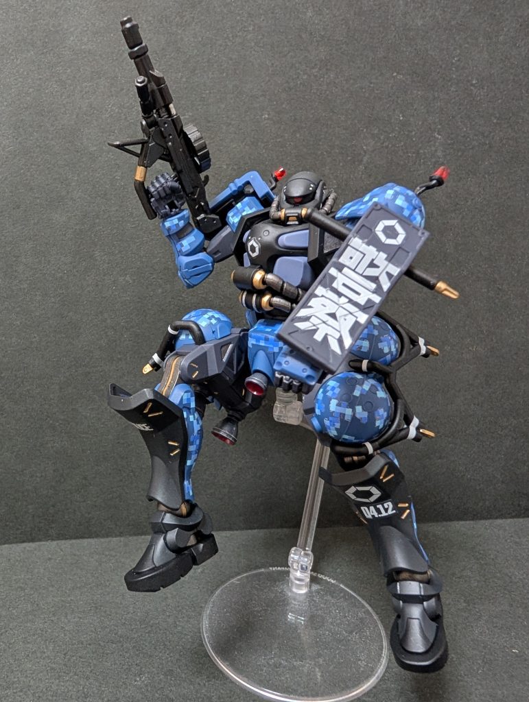 付属のシールは透けもなく使いやすいです。問題は今回使用した市販のデカール。かなり硬い。接着力弱い。貼るのに苦労しました。曲面が多いのでマークソフター使いすぎたからかもしれませんが、それでも曲がらない😮‍💨貼り付けたデカールの15%くらい乾いた後飛んでいきました😭