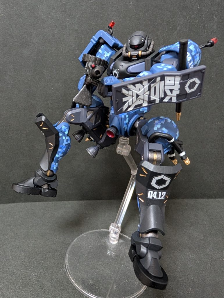 可動範囲はいいと思うのですが、股関節が少しかたいのと、癖が強いのでポーズ付けるのがちょっと難しい。