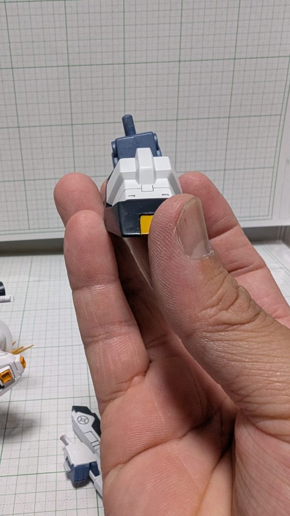 二重関節にして足の接地を良くする改造。ライフルグリップはパテから削り出し。