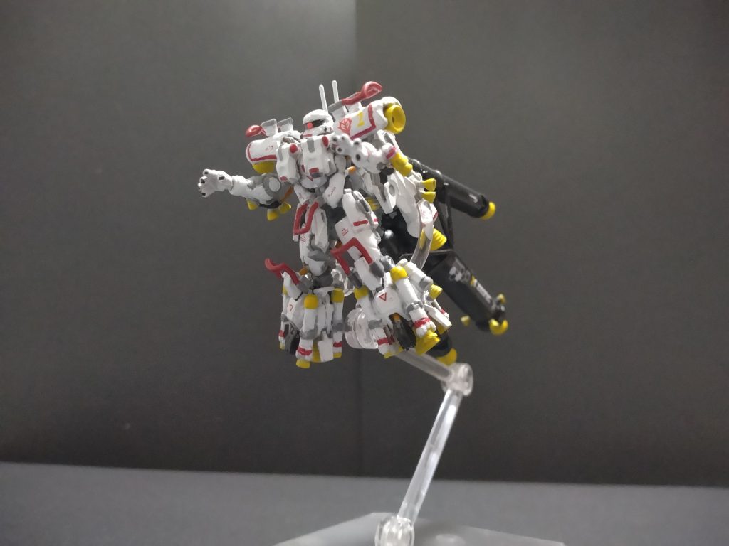 アーティファクト4弾の高機動型ザクIIオルテガ機をベースに作成しました。プロペラントにあれこれ武装盛りたかったんですけど、複製が上手くいかず断念。しかし全体のシルエットはかなり気に入るものができました。