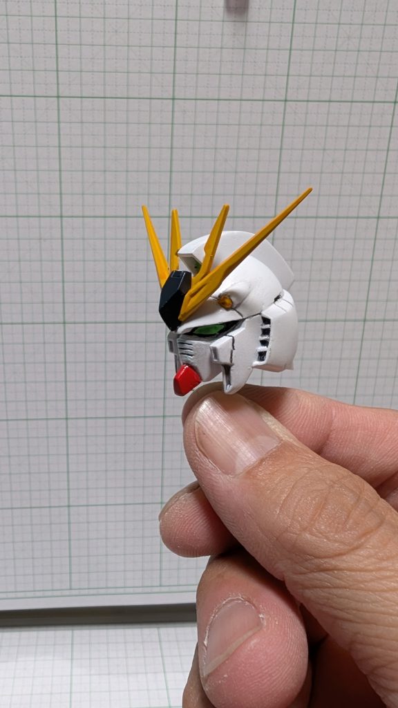 出来るだけ小さくしたくてマスク等分離とか色々。つばがV字と頬当が八の字になる様に改修。カメラ・アイはスジ彫りガイドテープで再現 顔が命でやってます。