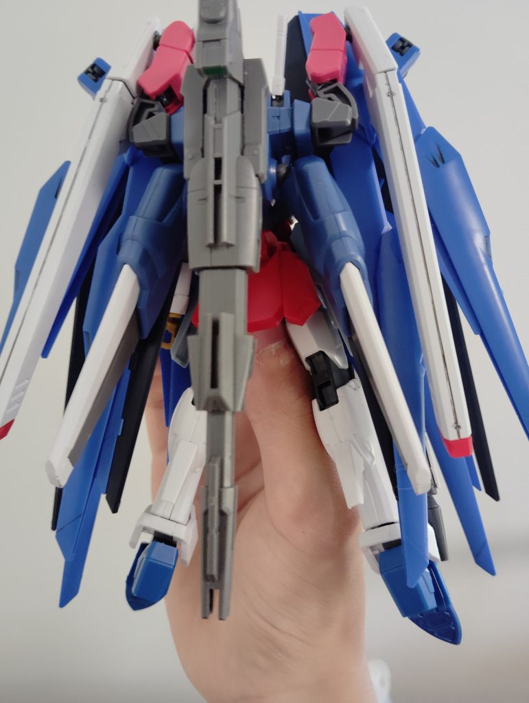 背後から。ダブルオーダイバーの背中にある2軸穴を使ってエアリアルのバックパックを取り付けてます。無改造です。