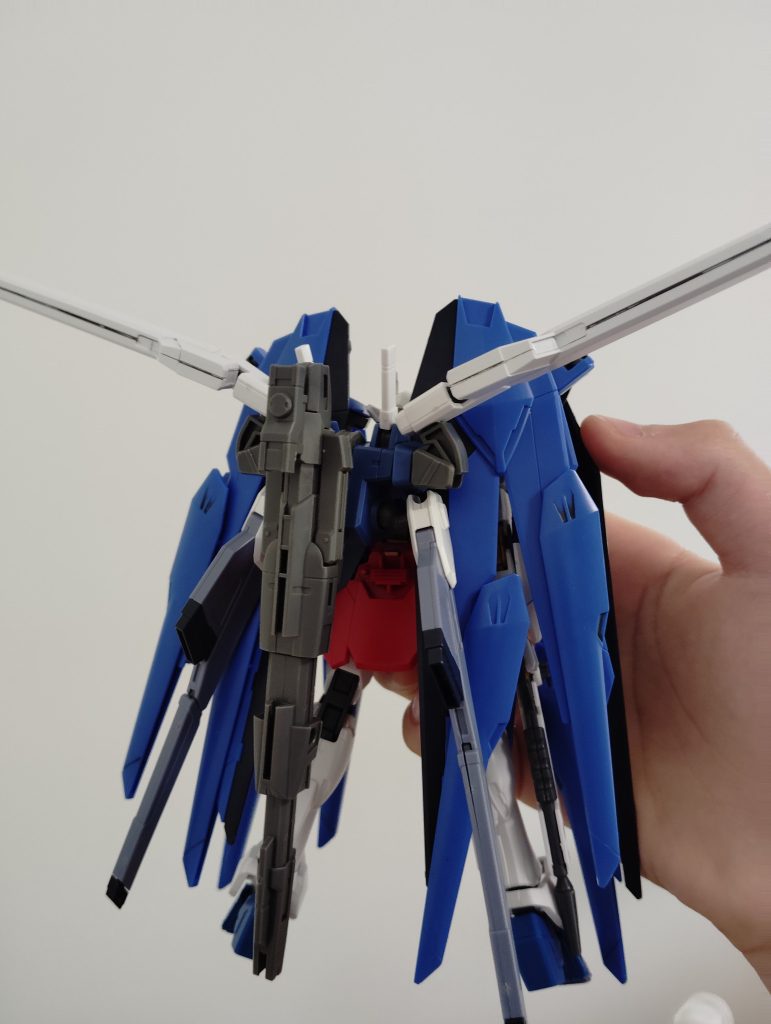 ※追記1バックパックの変更を行いました。エアリアルのガンビットを排除した変わりに新たにクスィフィアスレール砲を追加したりしました。※追記2新たにGNドライブを2基追加しました。場所はライフリのレールガンの部分です。ジャンクのダブルオーダイバーのドライブ基部を使用しました。※追記3(何回追記するんだ投稿主…)神バーニングの無くしてたパーツ(腰の部分)が見つかったので取り付けました。