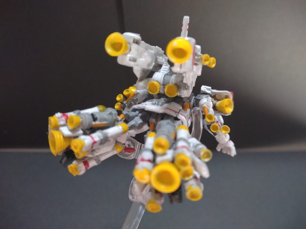 本体のバーニア搭載数36発。タコザクの名の由来はこのバーニアの数がタコの吸盤に見えるからとも言われています。