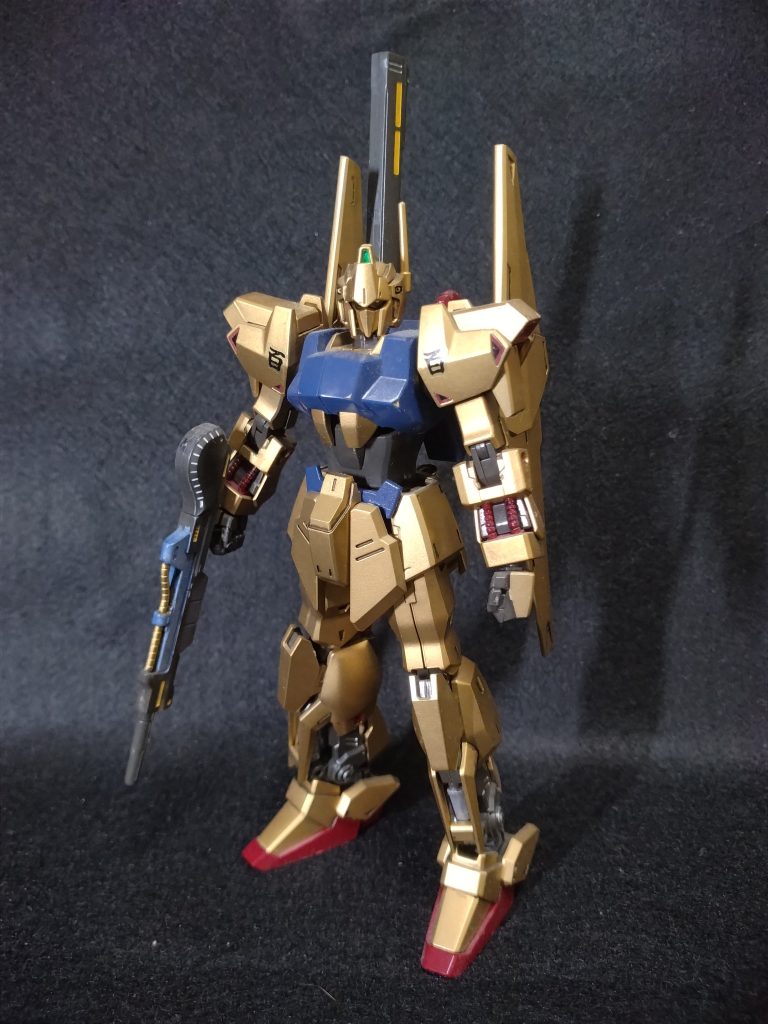 バンダイホビーサイトで、ランナーから部品を切り出す前に塗装するという暴挙に衝撃を受けました。アンダーゲートだから為せる技です。それをやってみたのが本作品です。