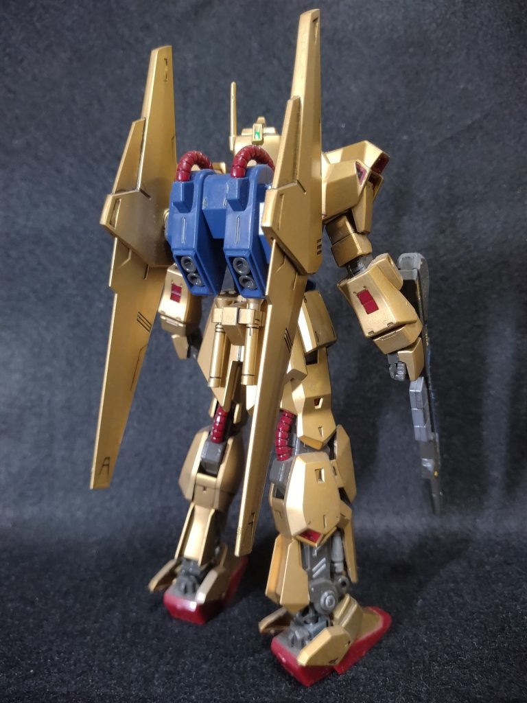 塗装したのは装甲の金色のみです。テールバインダーは合わせ目が目立ったので、一度塗装を落として、合わせ目消しをしてから改めて塗装しました。