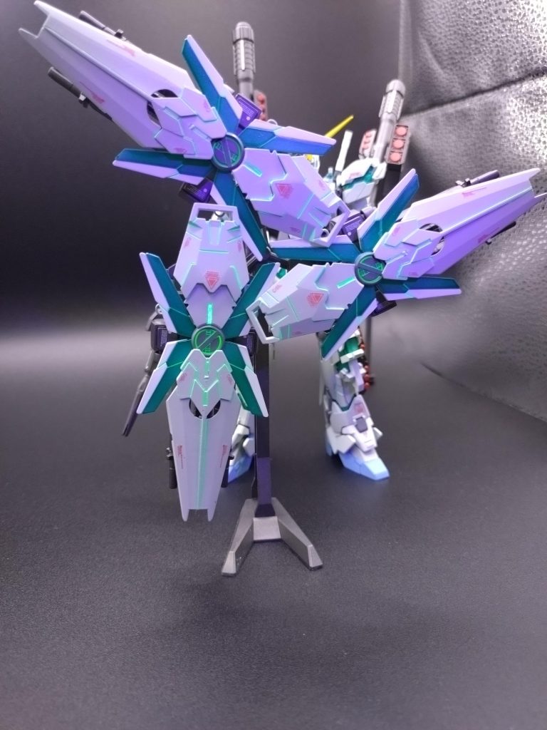 ……と、そんなので自分が、満足するわけもなく… 墨入れをエナメルの蛍光グリーンで入れました（笑）そして、蛍光のデカールをついでに貼りました。 