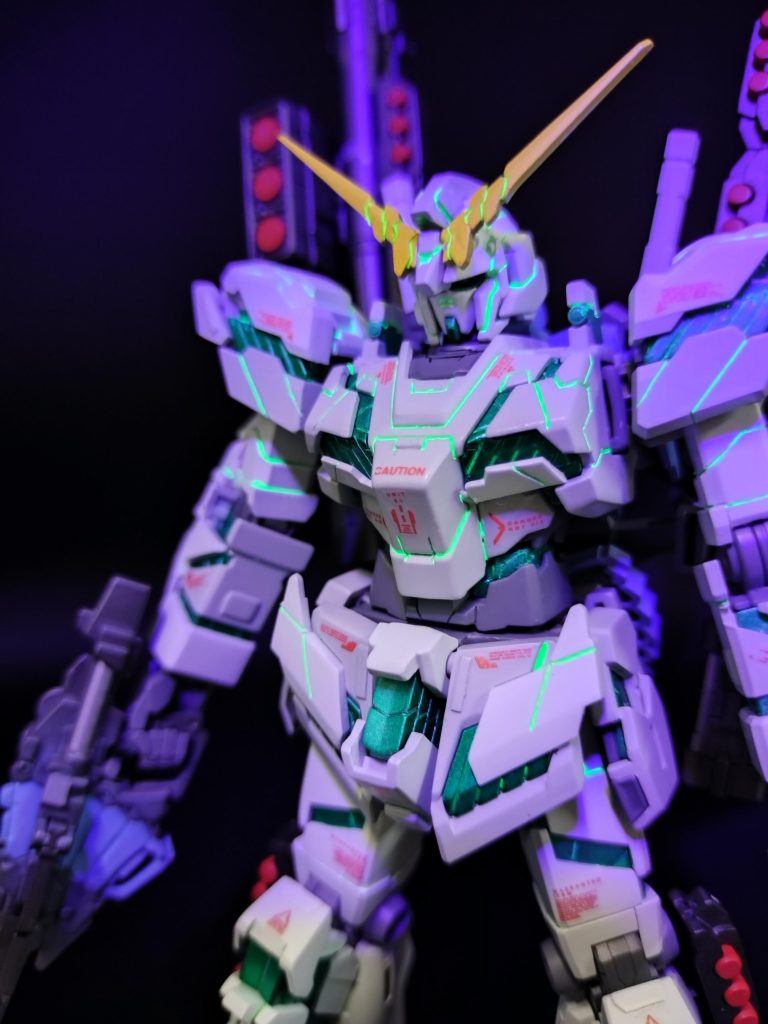 デカールの赤、発光弱いですが、目視で見ると、ちゃんと光ってました。