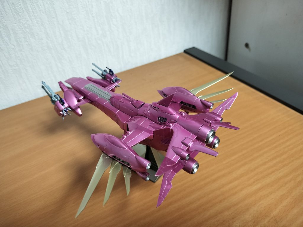 プラウドディフェンダーをイメージして羽は金色に。