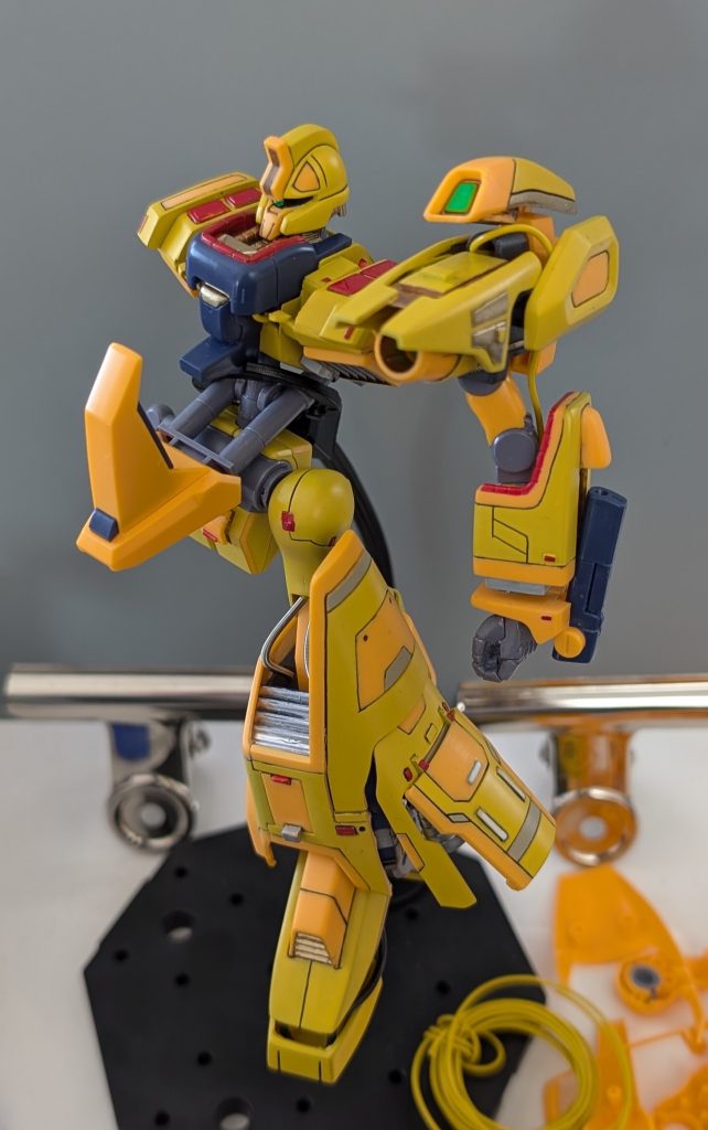 手の部分は360°回転できるようにパーツを分解し、リード線でつないでます。胸部はゴツくなるようにパーツを切り離し、間にプラ版を挟みました。