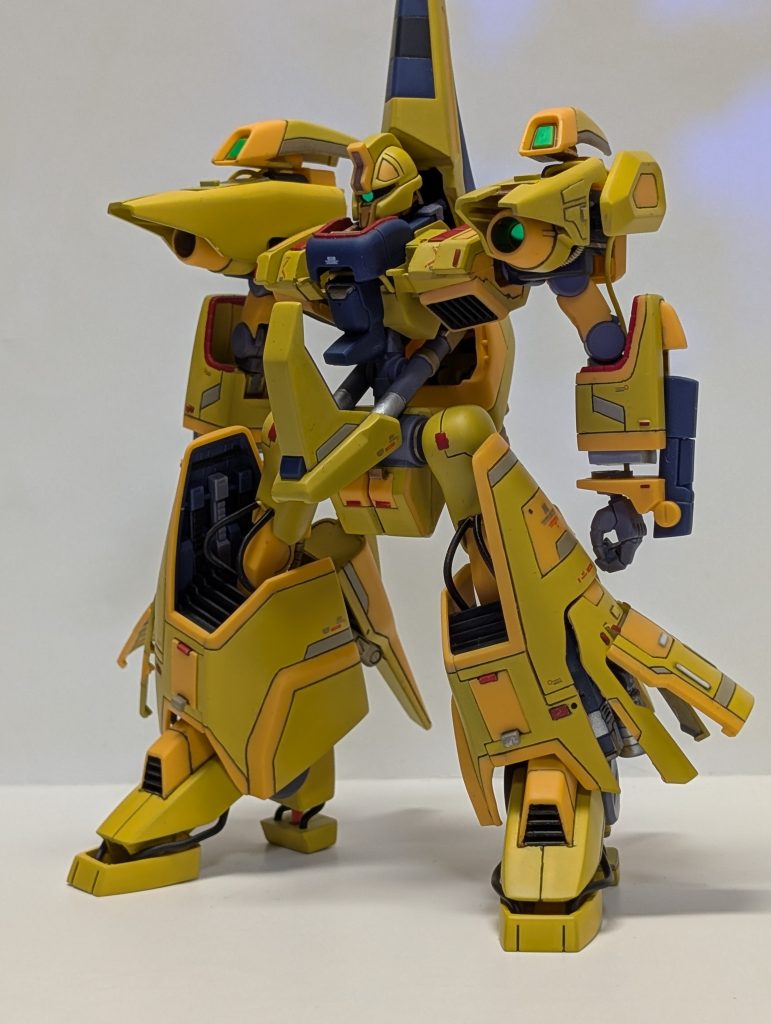 こうしてみてみると少し左右ズレてるかもしれませんがスジ彫り頑張りました。全体的にゴツくしたのですがわかってもらえたでしょうか?また、蛍光塗料をぬって、ブラックライトをあててます。