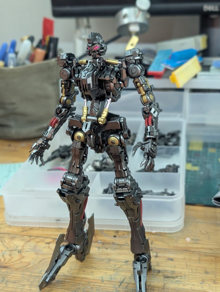 鉄血と言えば、ガンダムフレーム。この状態でもカッコイイ!!シリンダー受け部はフィニッシャーズ青金、ケーブルはモンザレッドで塗り分けしてつや消しでコート。ハンターエッジはフィニッシャーズのライトガンメタル、メインフレームはスターブライトアイアンの吹きっぱなしで艶のメリハリを出してみました(^^)