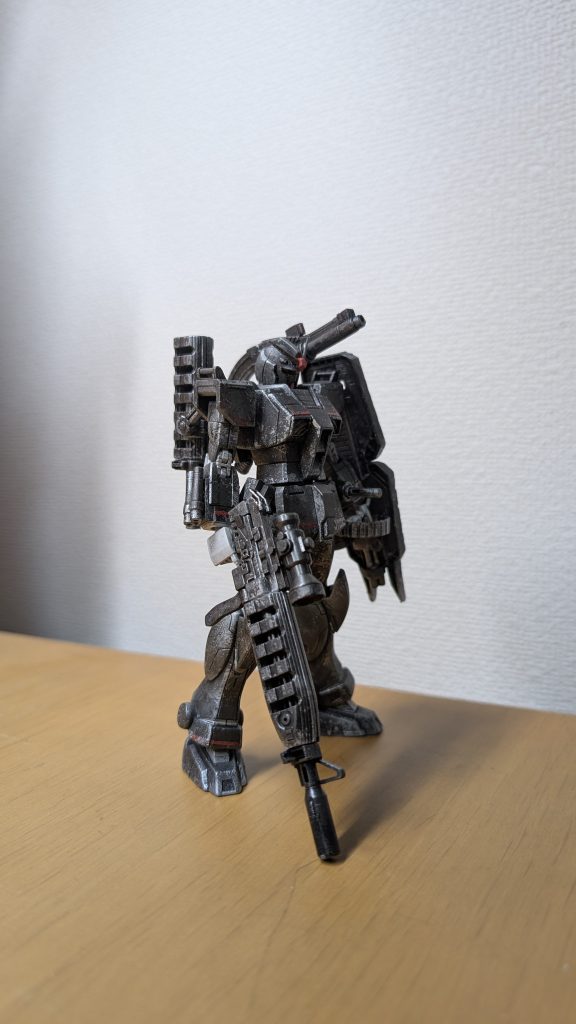 重装備仕様（フル装備）改造箇所としては…見えづらいですが、リアアーマーにサーベルラックを追加してバックパックにﾗｲﾌﾙ（略）の延長パーツを懸架できるようにした