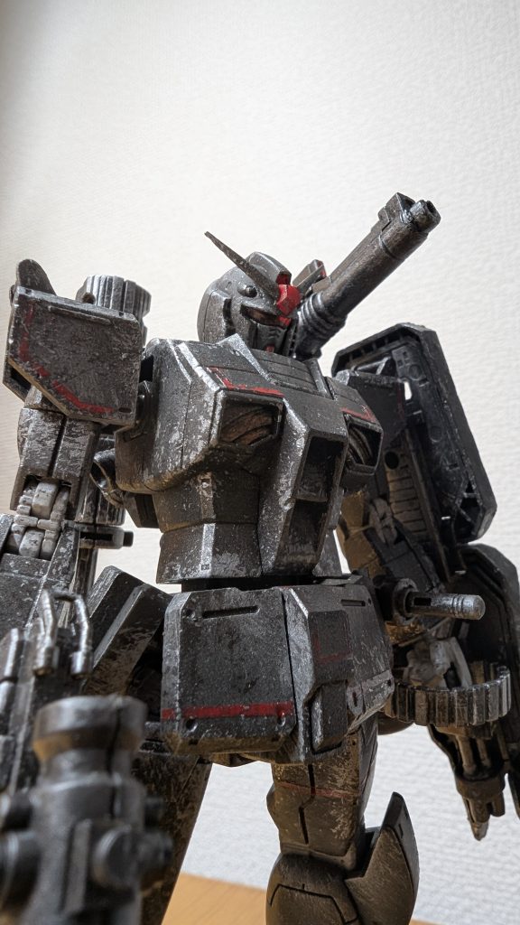 バストアップ。歩兵からしたら怖いですねこんなのがドスドスと近づいて来られたら…頭部ツインアイとセンサー、ﾗｲﾌﾙ（略）のスコープは赤の蛍光色で発光するがバイザーで遮られるので実質頭部センサーとスコープだけ発光する