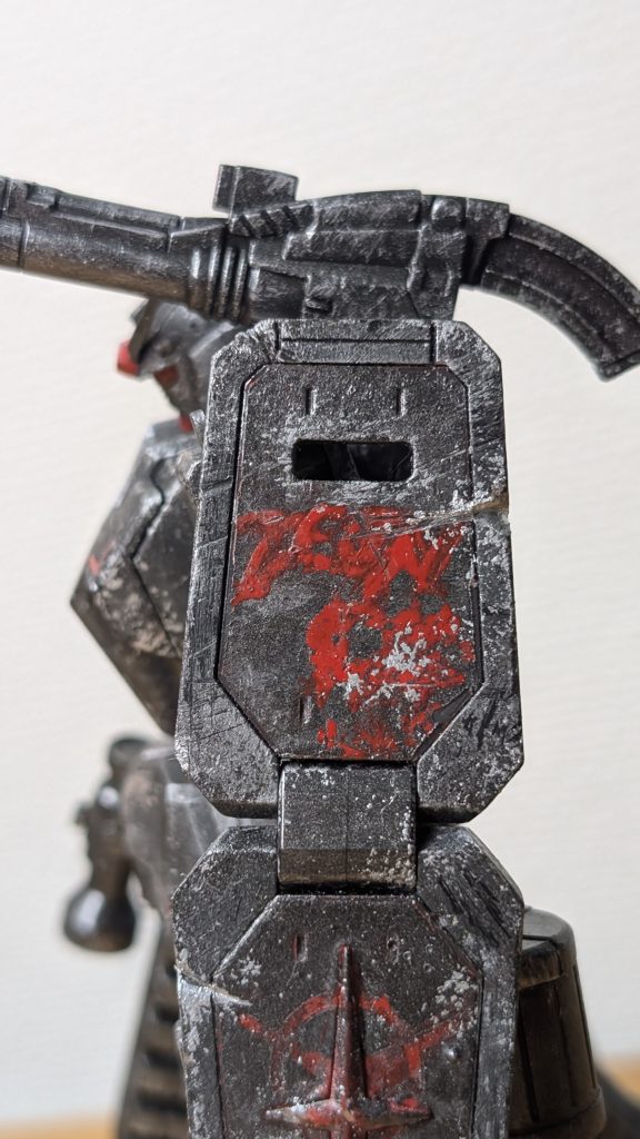 何気にここが一番の拘り、ZEONとフリーハンドでペイントしたシールド連邦の十字にもジオンのマークをペイント、こちらはマスキング使用
