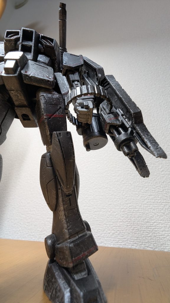 改造箇所としては腕部のガトリングをシールドと一体化させた点。マガジンラックにグリップを付けて持たせます！ｸﾞﾌｶｽｯﾎﾟｲﾃﾞｼｮ…