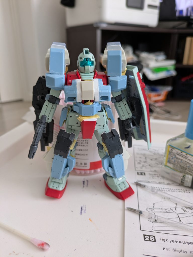 色塗る前。実はほぼほぼガンダムシェヘラザードのパーツで構成されてます。 フルアーマーじゃなくてアームドなのは、世の中のフルアーマータイプに対するリスペクト。この程度ではまだまだフルアーマーは名乗れません。 貧相顔したジムを無理矢理包んだ感じ。今度はガチガチにカッコいいアームドタイプもつくってみたい。