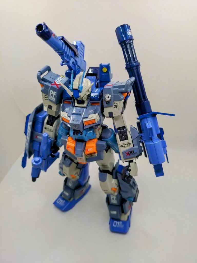 腕や足の関節系の保持力が弱くて、動かすとポロリしまいがちです。あくまでも個人の見解ですが、色々とポージングして楽しむガンダムでは無さそうな感じ。