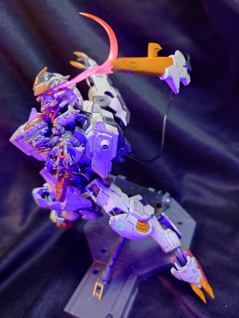 首に2軸ボールジョイント、胸、胴体の間にボールジョイントを仕込んでみたのでそこそこ動いてくれます。