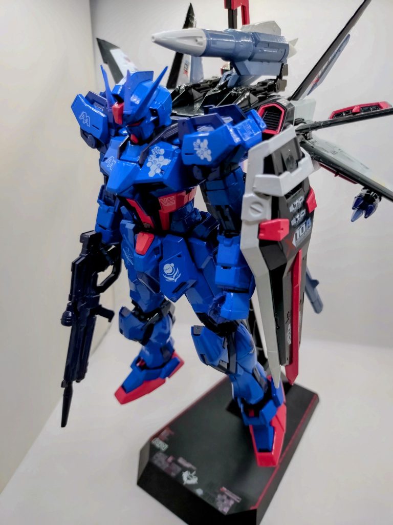 ストライク本体は、ライジングフリーダムブルーにルナマリア専用機ピンク、ティターンズカラー2とエアリアルグレーでシンプルにまとめてます。