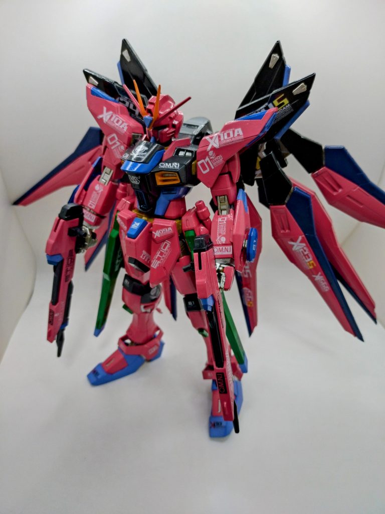 関節等の内部は一部、シャインシルバーに変えて塗装。全体的に明るめにしましたが、ちょっと派手だな〜と感じますが(笑)