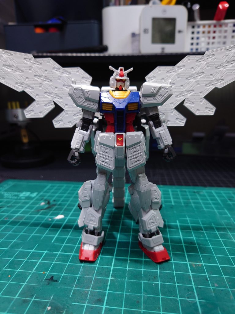 素組み状態です。追加装甲つけるとややずんぐりした印象受けたので、腕・胴・足を2mmずつ延長しました。