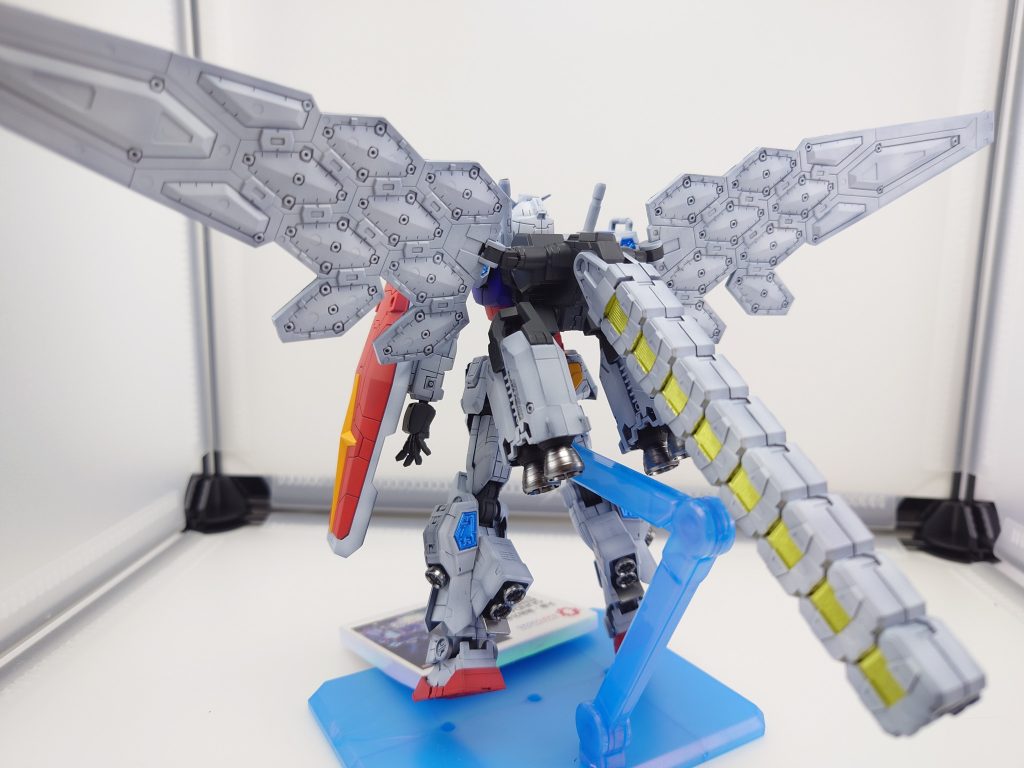 羽の後ろは若干集合体恐怖症・・・バーニアとメタリックブルー以外は艶消しベースは黒立ち上げですが、グラデーションは抑えめです。