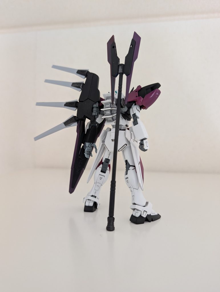 ベースはF91で、膝、股間、サイドアーマー、肩はイエローサブマリンで買ったV2のアサルトパーツで、胴体はジャンクパーツを真ん中に貼り付けただけ、背面左側はF91のヴェスバーを切ってレジェンドのドラグーンつけました。武装はシェンロンの槍にクアンタのソードビットとジャンクをくっつけただけです。あと左側の手のパーツはファラクトです。