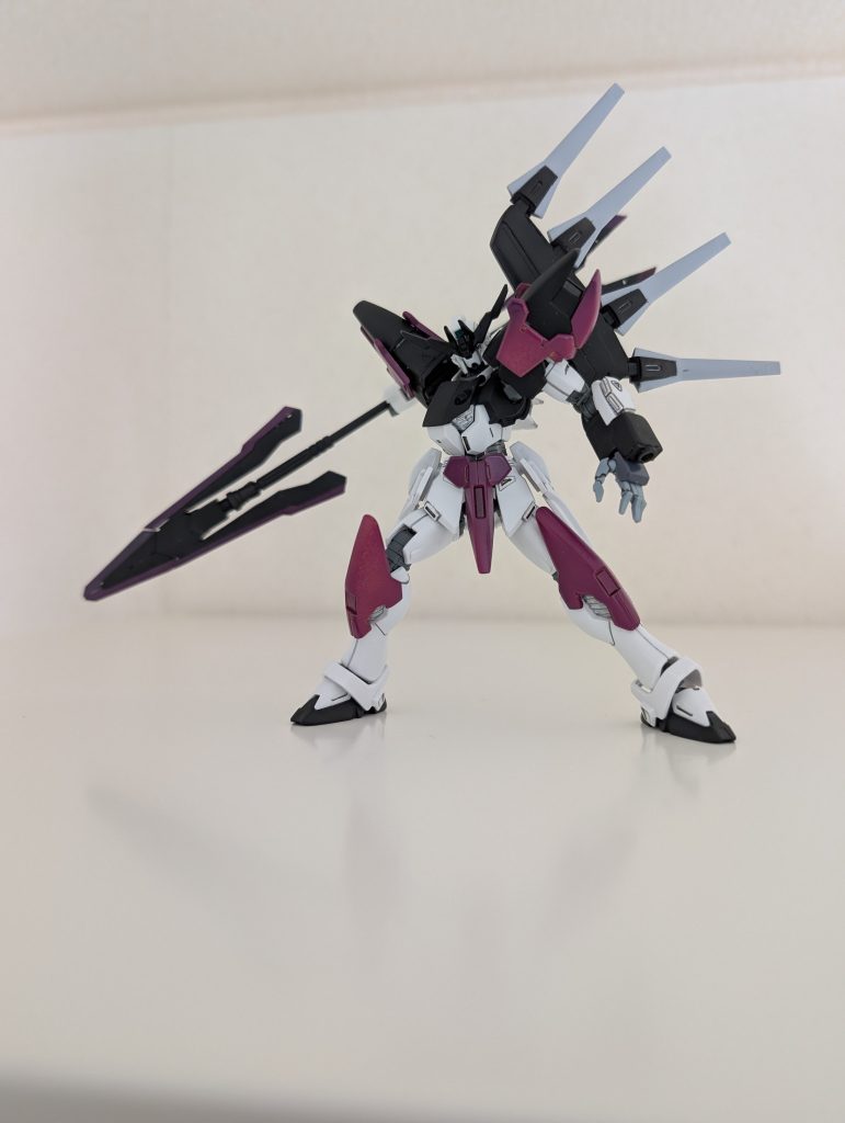 左腕にシールドとして装備しているパーツは取り外して斧の反対側に装備して槍にできます。