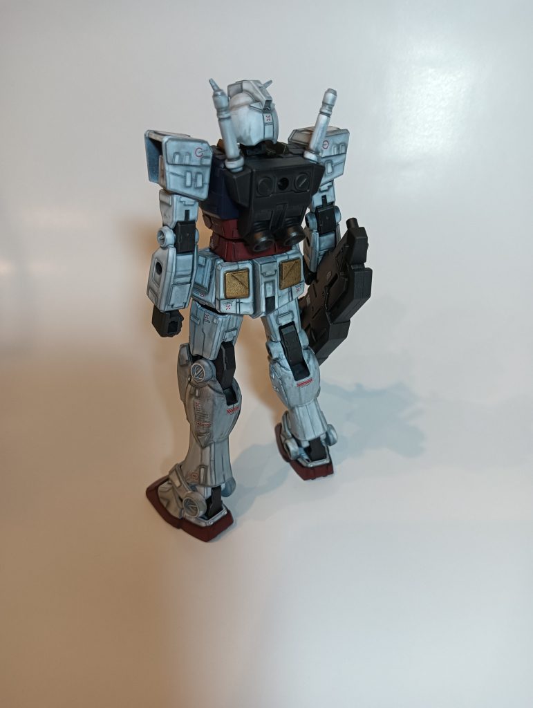 初めて水転写式デカールを貼りました。ズレないように水分を拭き取るのが難しく、かなり苦戦しました。