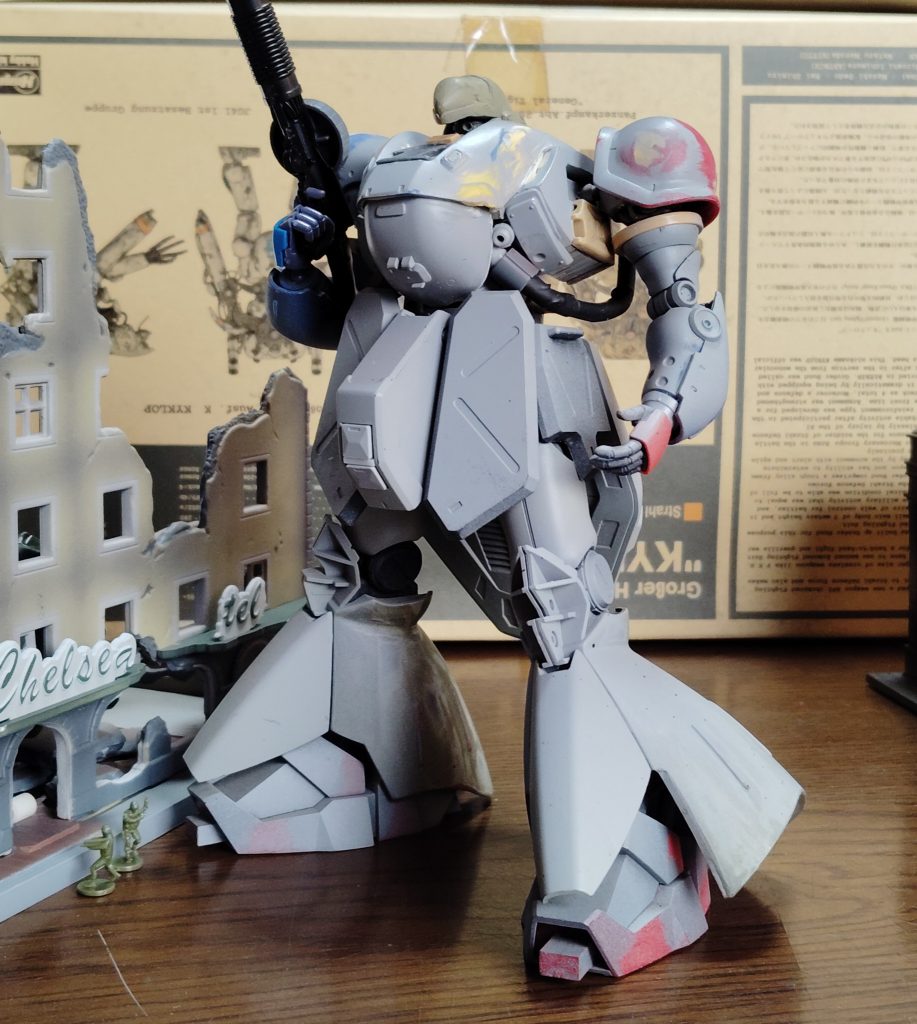 年末になってヤバいなぁと思い作業再開サンドトルーパーについていたT−12連射式軽ブラスターもといルイスmgをザクマシンガン風に改造　元がドラムマガジンなので似合いますね