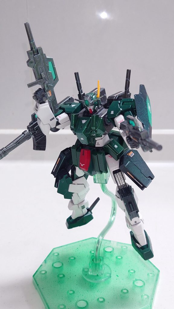 (GNサブマシンガンを構えて)この武装は膝にマウントした状態でも発砲可能だそうですよ!