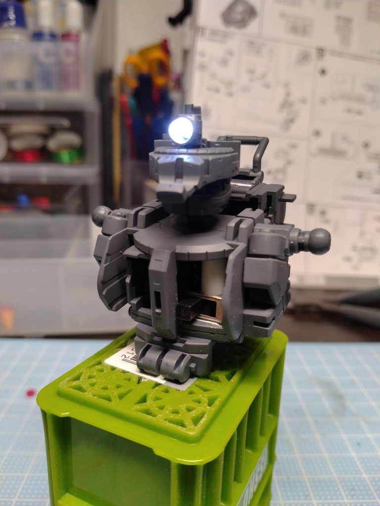 コクピット横にスイッチを設置。これでハッチを開けてオンオフが容易にできます。スイッチは100均のLEDをバラして、スイッチと電池ボックスを使用。後はチップLEDをはんだ付けしました。