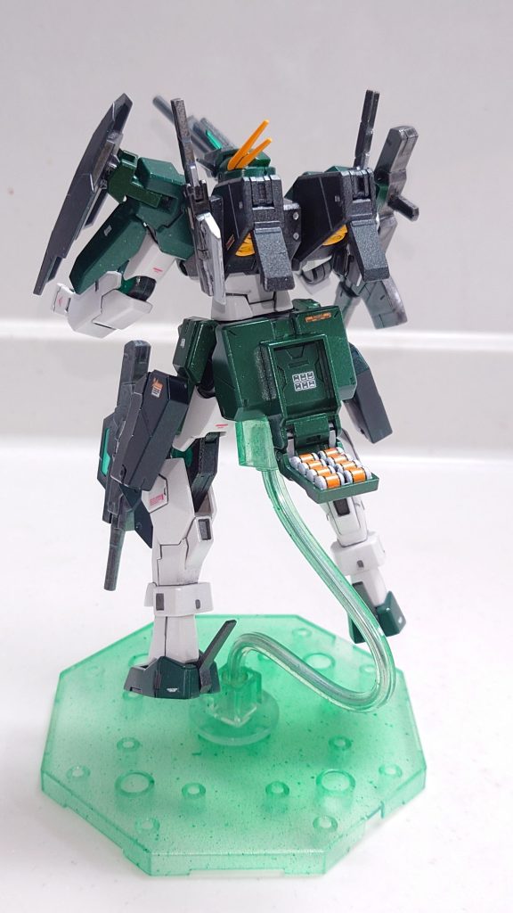 (GNミサイルコンテナ展開)臀部のGNドライブがなくなって見た目はスッキリで新武装もついていいんですがやっぱりGNドライブはほしいなぁ(gundam-kao4)