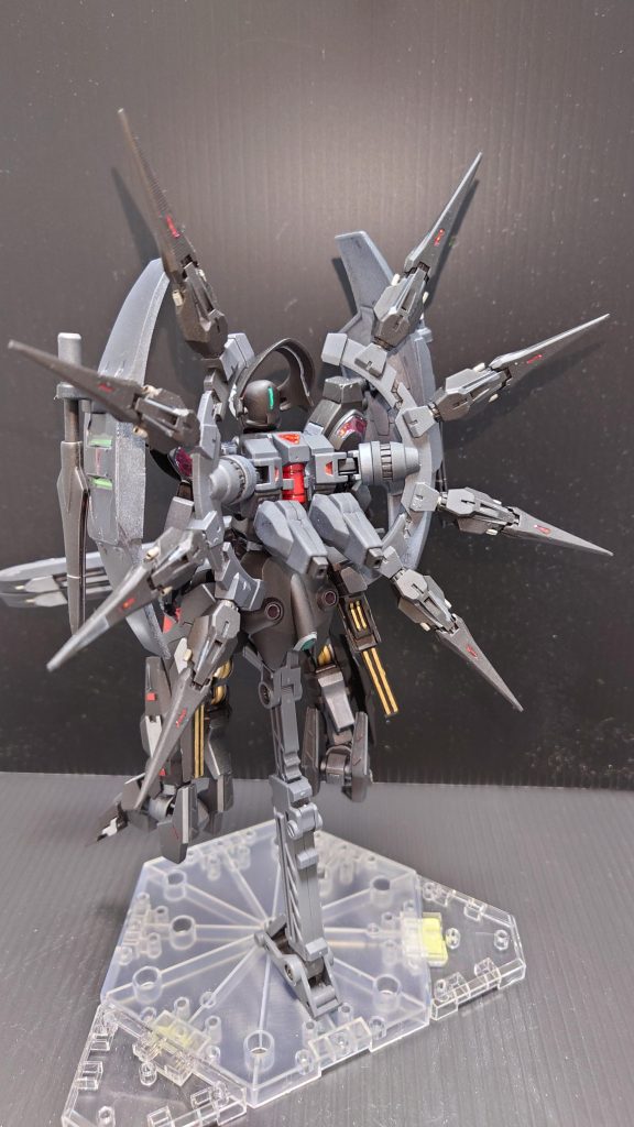 ◎機体各所にビットステイヴを装備。シュバルゼッテとダリルバルデに装備されていたものに加え、バックパックに翼状に配置された8機のビットステイヴを追加