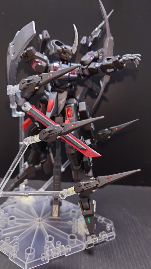 ◎バックパックのステイヴはネオジム磁石を使用しているので、簡単に射出形態にすることが可能。銃口部分はメタルパーツを使用