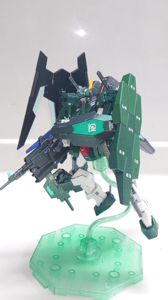 新たに腕部にアタッチメントを増設しまして、GNスモールシールドやGNアサルトカービン等の武装を装着できるようにしてます(gandam-hand2)